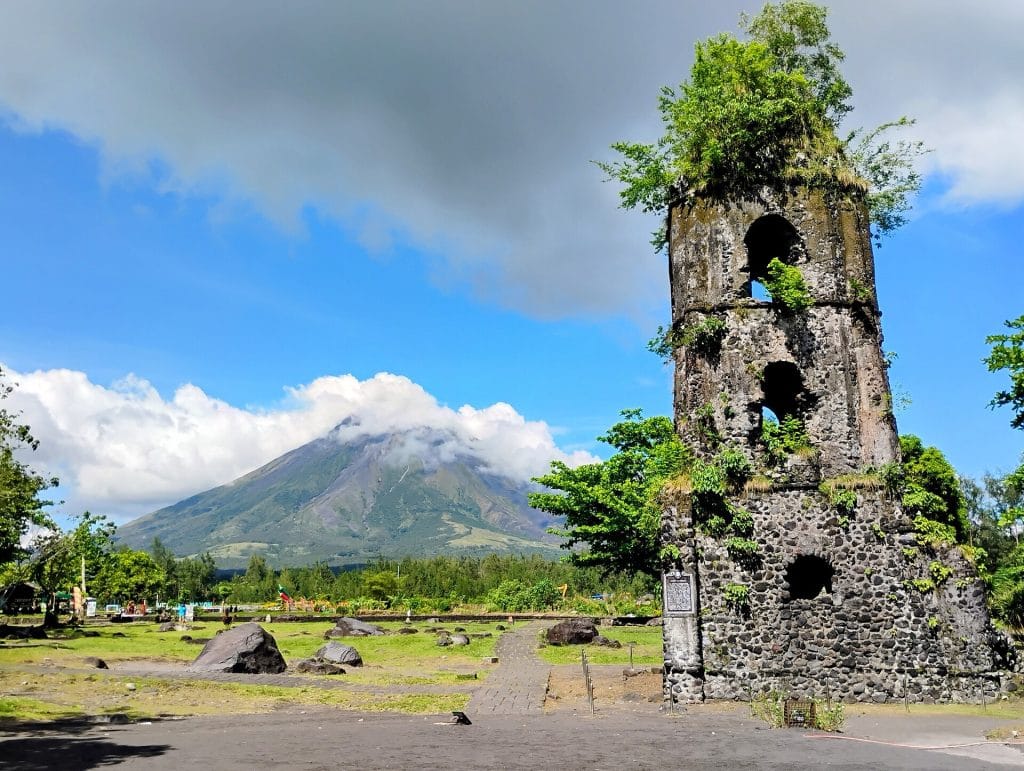 Núi lửa Mayon: ngọn nón lửa cân đối nhất hành tinh ở Bicol